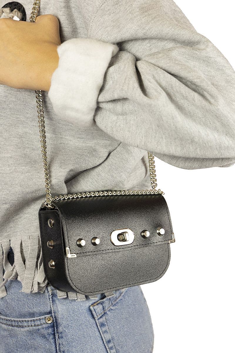 Mini chicca borsa rigida a tracolla in PVC satinato cruelty-free vegan nero rock con borchie chiusura a girello e catena