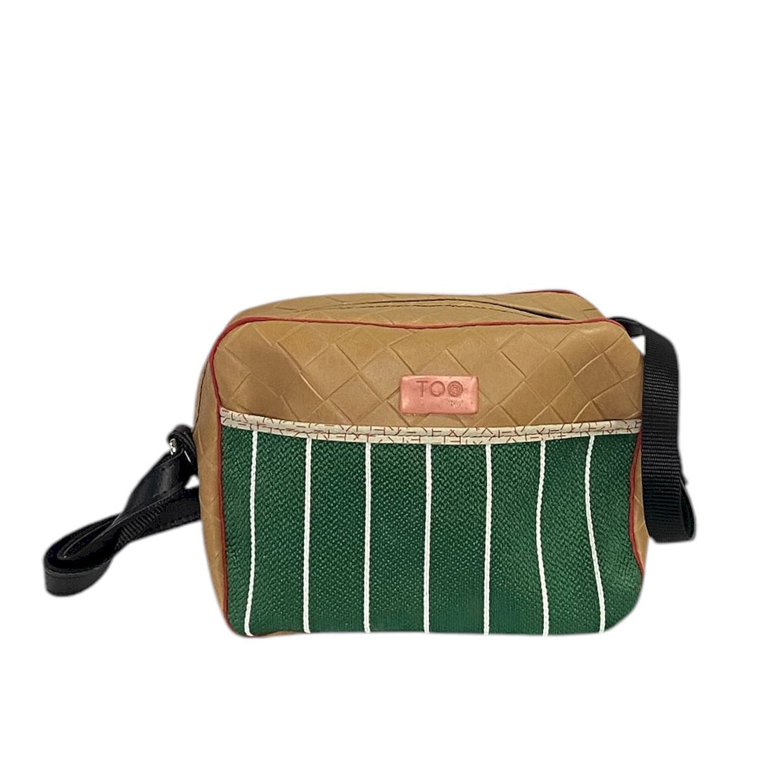 Camera Bag borsa con struttura morbida a tracolla in pelle vegan con bordo a contrasto e tasca frontale in rafia 100% circolare