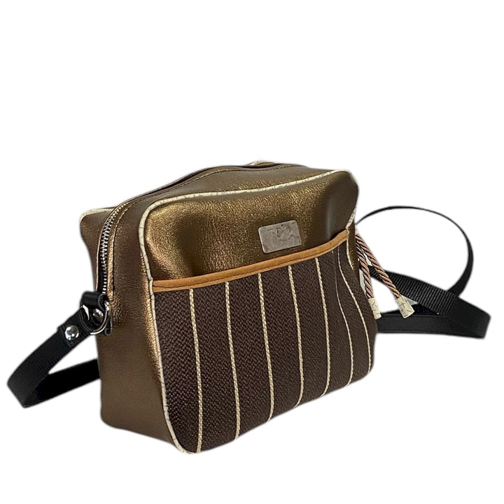 Camera Bag borsa con struttura morbida a tracolla in pelle vegan con bordo a contrasto e tasca frontale in rafia 100% circolare