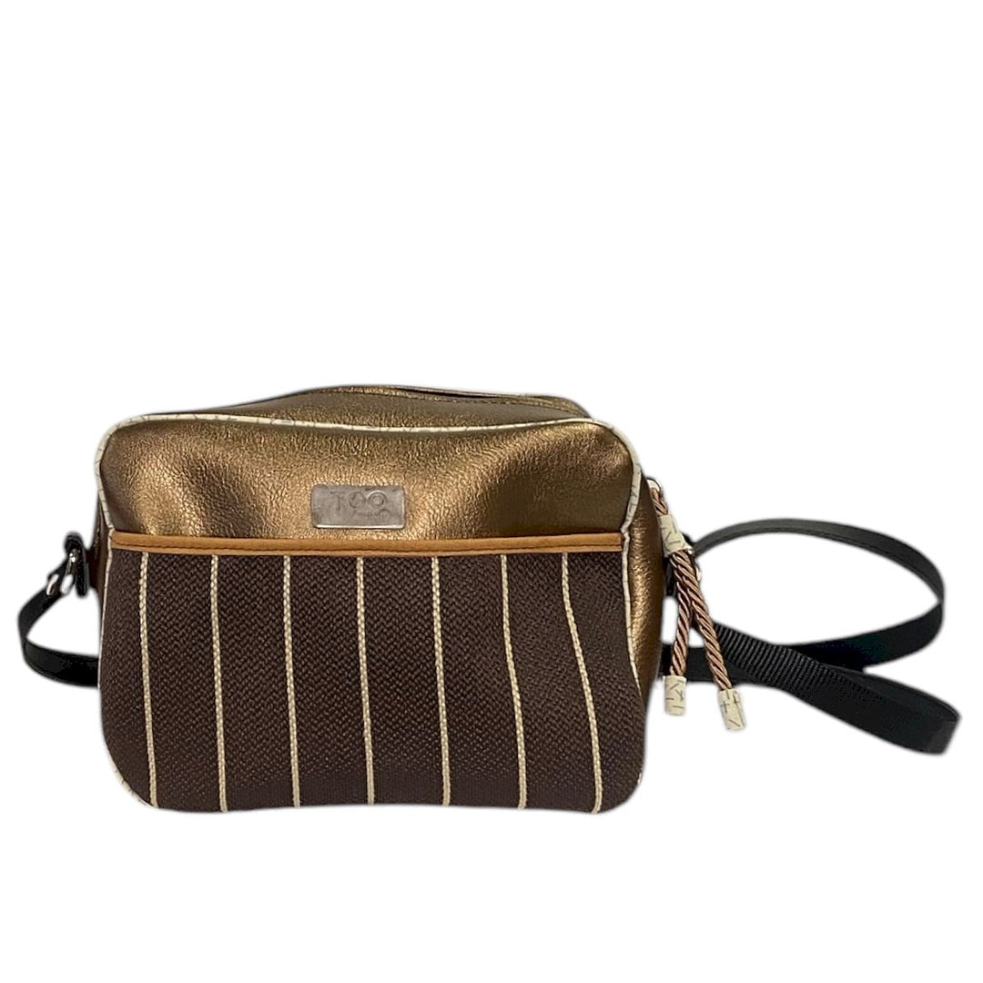 Camera Bag borsa con struttura morbida a tracolla in pelle vegan con bordo a contrasto e tasca frontale in rafia 100% circolare