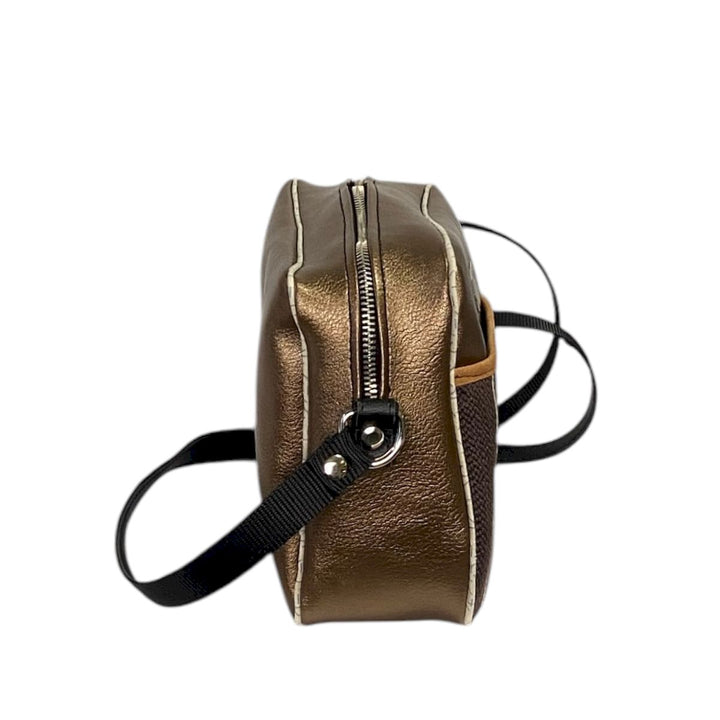 Camera Bag borsa con struttura morbida a tracolla in pelle vegan con bordo a contrasto e tasca frontale in rafia 100% circolare