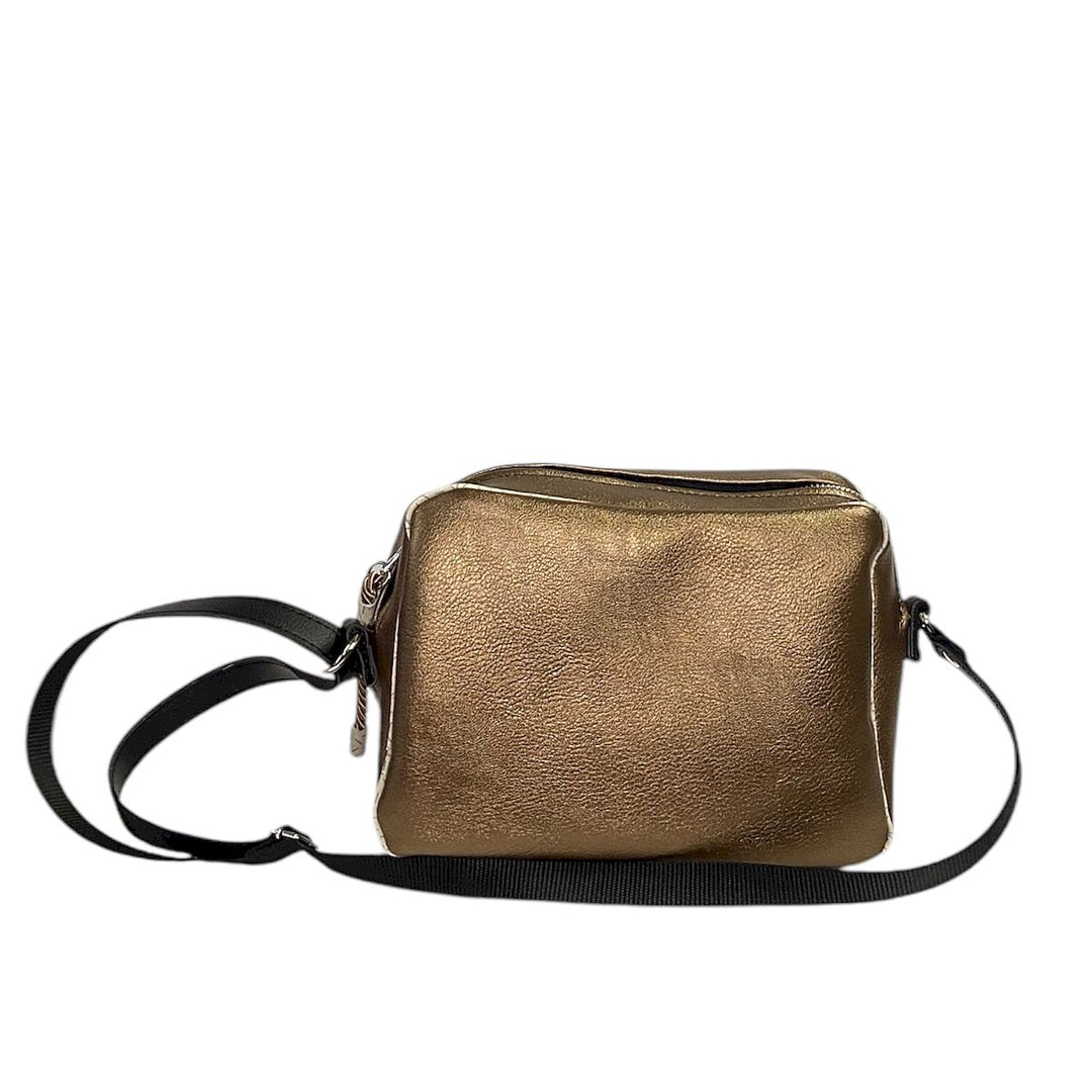 Camera Bag borsa con struttura morbida a tracolla in pelle vegan con bordo a contrasto e tasca frontale in rafia 100% circolare