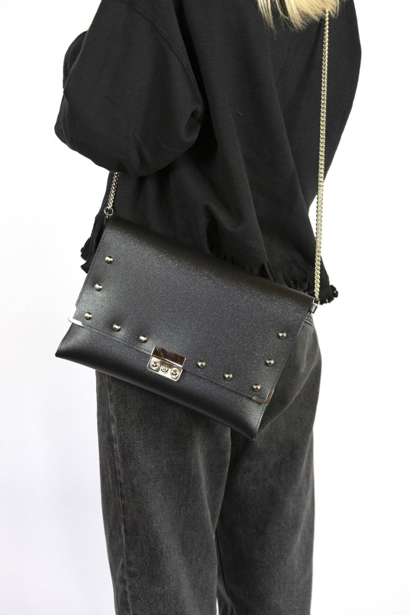 Clutch con Borchie Vegan borsa a tracolla in PVC satinato cruelty-free vegan nero rock con borchie chiusura a tuc e catena